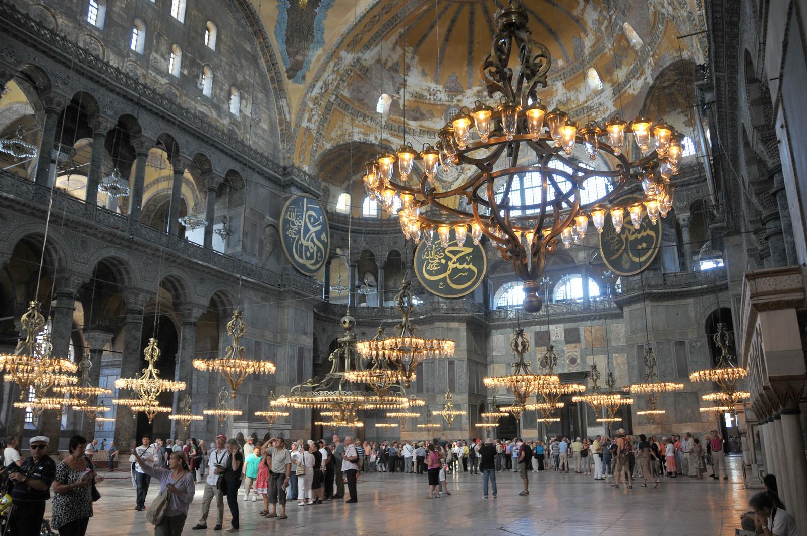 Pera Palace Showcases Neşet Günal Studio Works Through July
